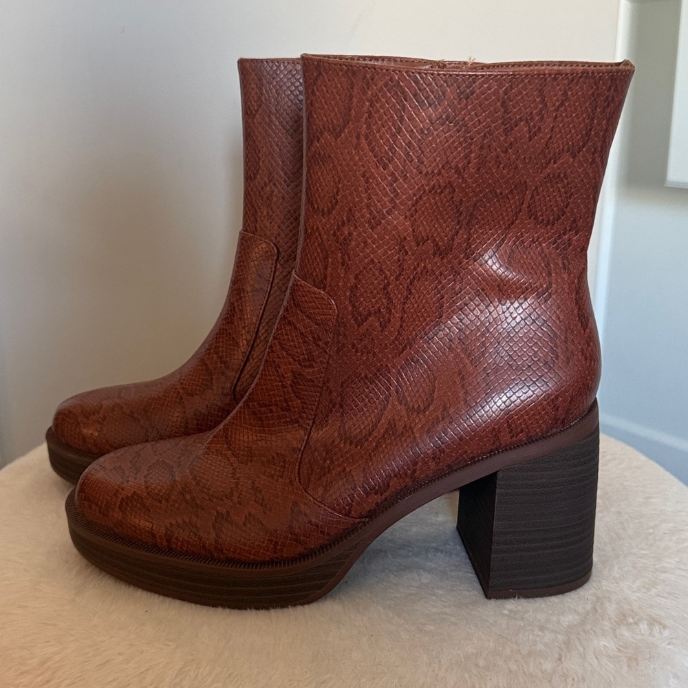 Universal Thread Animal Print Brown Boots